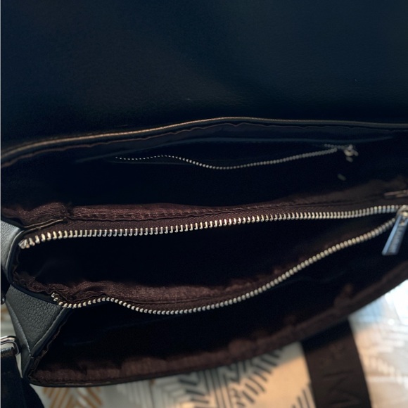 Black vegan leather cross body bag - Picture 4 of 4